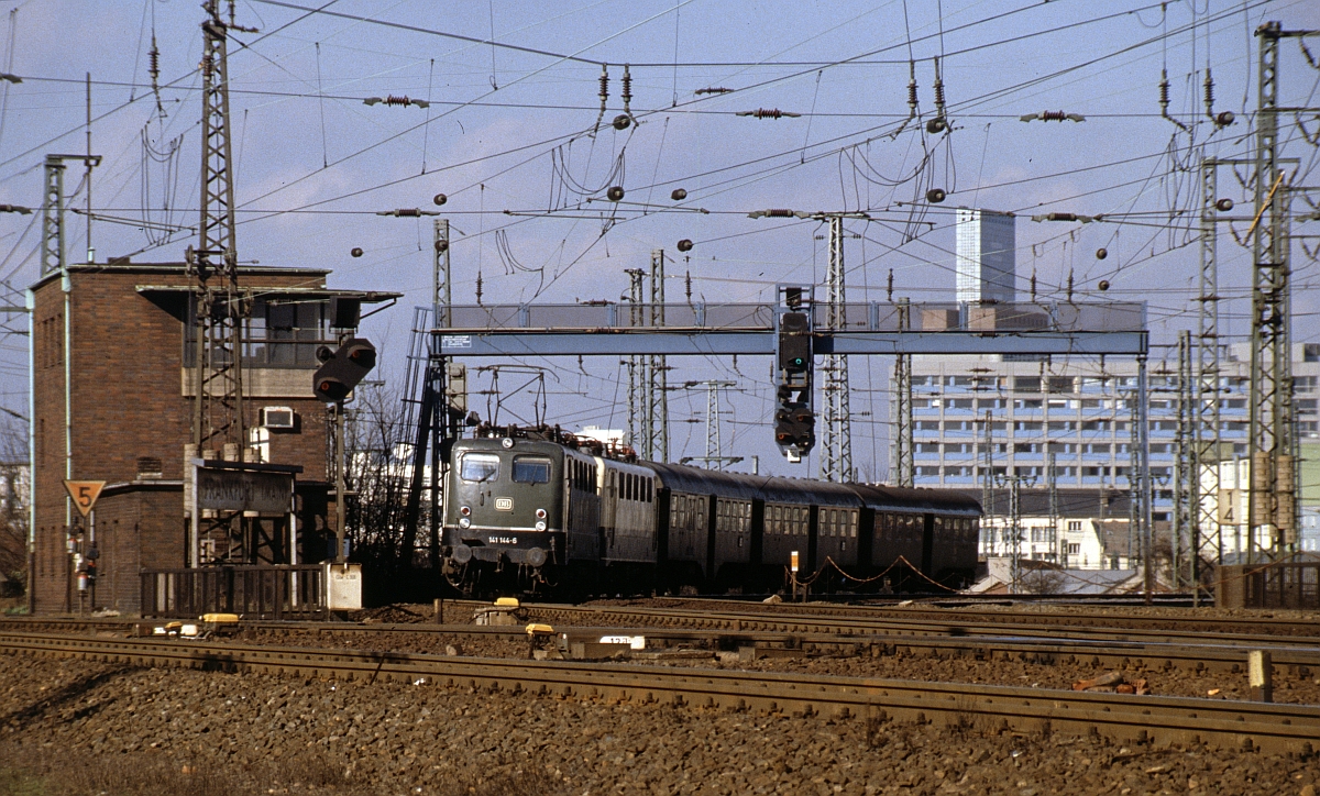 Aus heutiger Sicht habe ich viel zu oft solche  Fuhren  ignoriert. Nahverkehrszug nach Mannheim an der Abzw. Main-Neckar-Brücke in Frankfurt Hbf (13.2.1988).