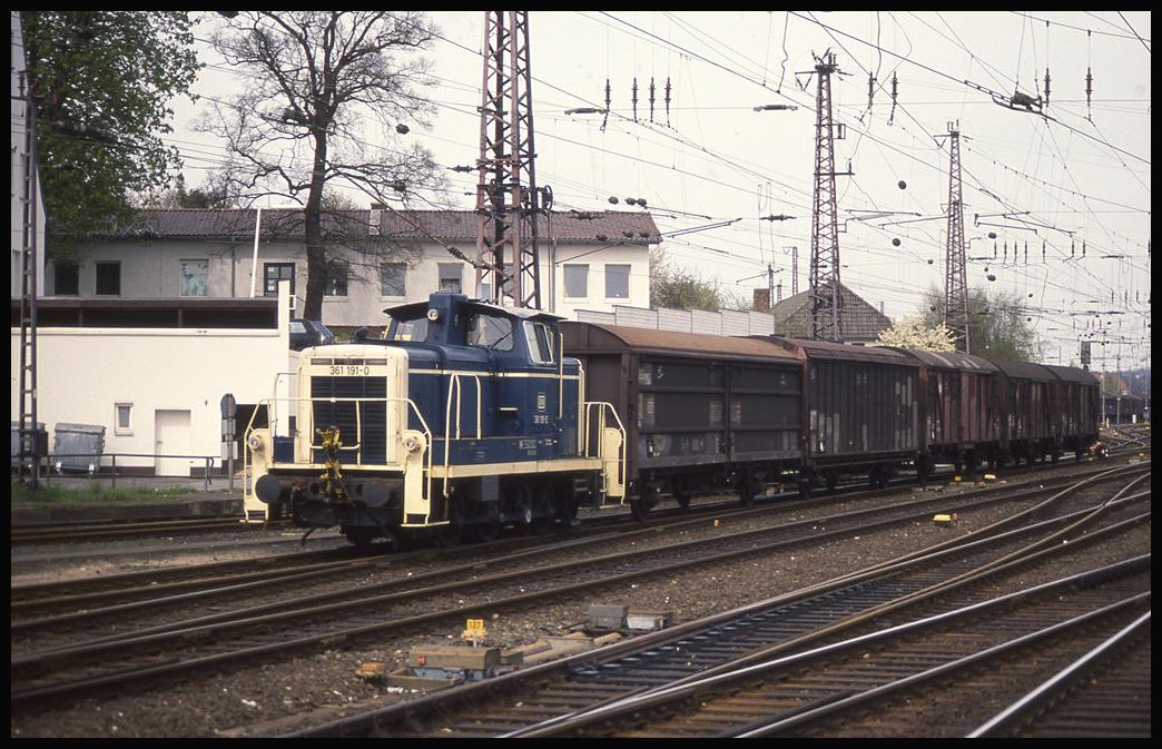Aus heutiger Sicht hatte 361191 am 21.4.1992 im HBF Osnabrück einen interessanten Güterwagen Park am Haken. Damals gehörten diese Wagen zum Alltag. Heute dürften sich schon Museumsbahnen darüber freuen!