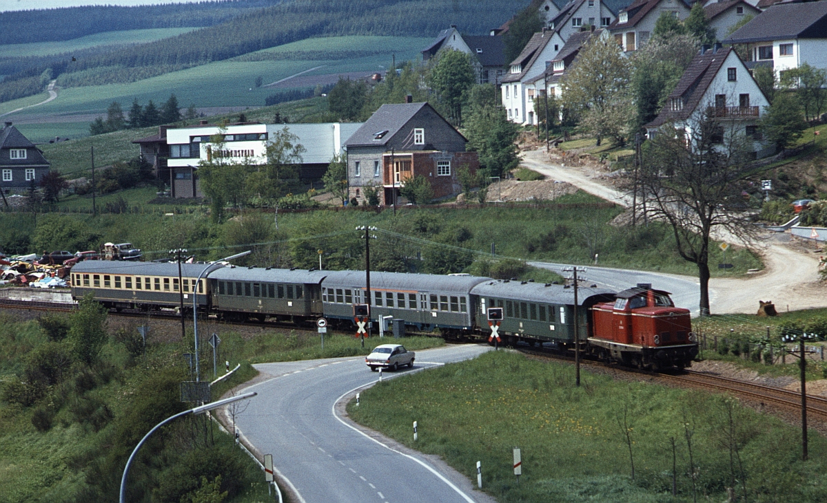 Aus heutiger Sicht kein besonders attraktives Motiv, aber die illustre Zugbildung des E 3311 (wieder mit 212 160) ist hier (bei Raumland-Markhausen) sehr gut zu erkennen (April 1978). Sicherlich war die Bahn  damals  abwechslungsreicher, aber einen Taktfahrplan mit klimatisierten LINTs, die heute hier verkehren, wird wohl jeder  Normalreisende  bevorzugen. 
