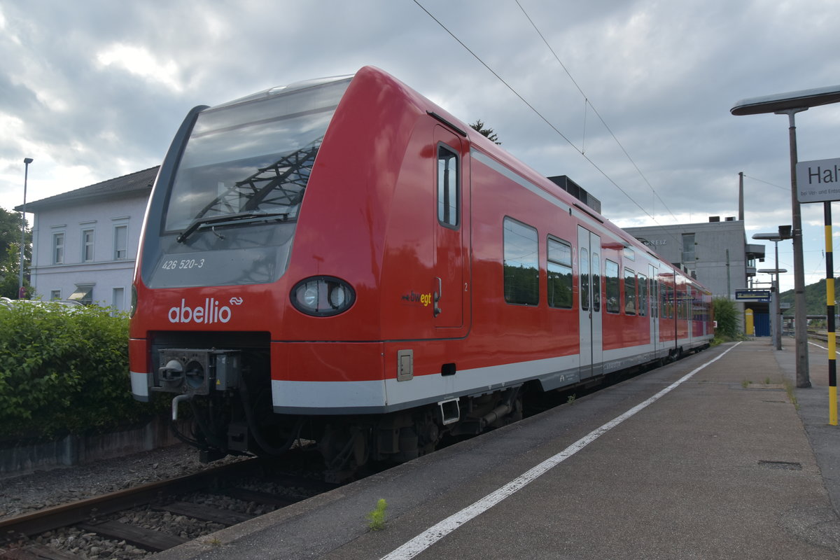 Aus der Hocke mal einen Schuß auf den 426 520-3 von Abellio, der gleich wieder als RB 10 nach Heilbronn Hbf ausfahren wird. Neckarelz den 8.Juno 2020