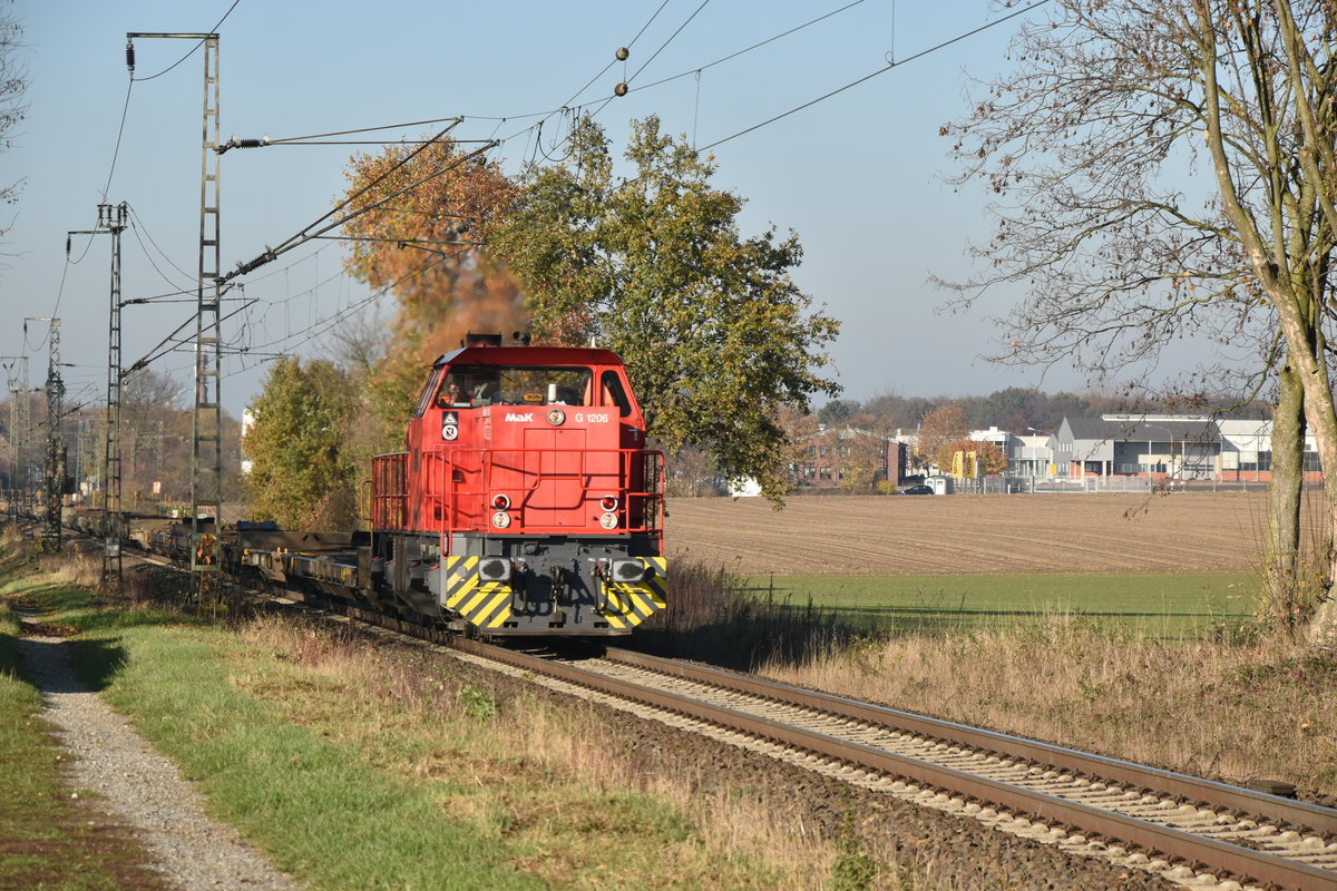 Aus Kaldenkirchen kommend mit leeren Cargobeamerwagen am Haken kommt die Krefelder Rheinhafen Lok D IV/alias 1275 808-4 bei Boisheim am Samstag den 17.11.2018 gen Dülken gefahren.