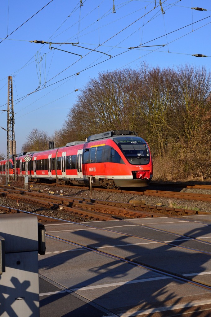 Aus Kapellen kommend fährt der 644 030 als RB38 in Grevenbroich eingefahren, von wo aus er dann wieder nach Neuss zurück fahrt. 11.3.2014