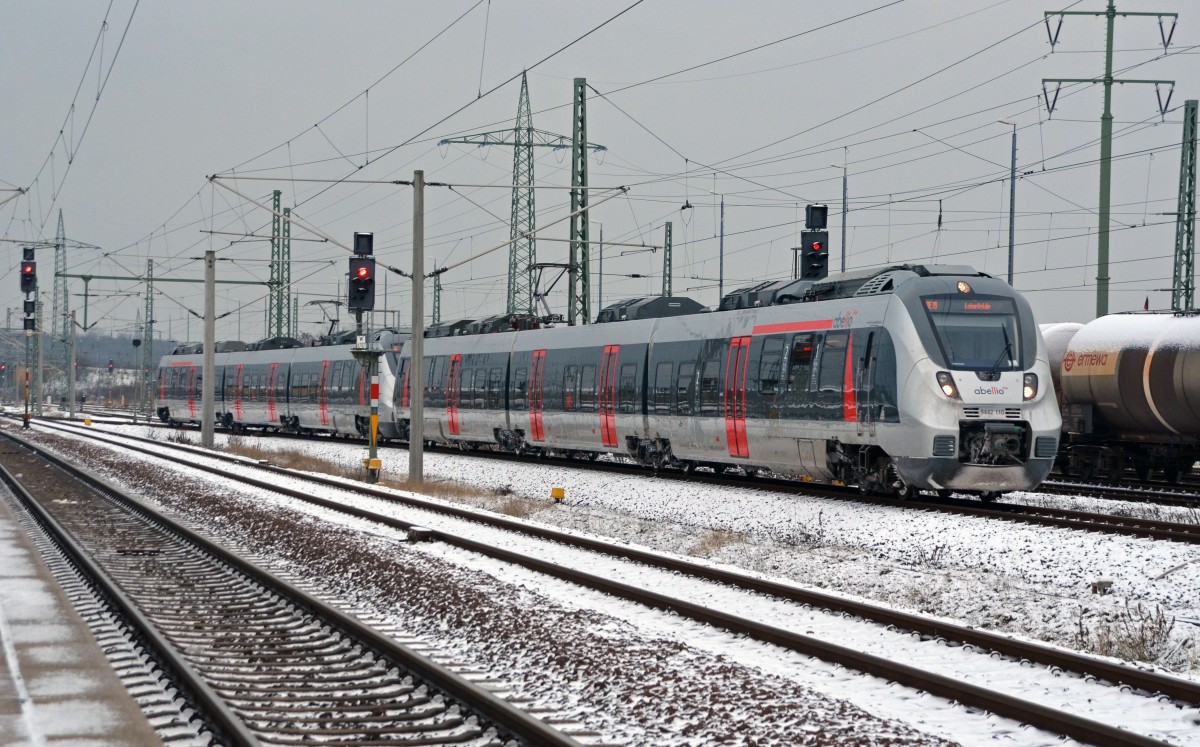 Aus Kassel-Wilhelmshöhe kommend erreichen 9442 110 und 9442 111 am 17.01.16 Bitterfeld. Die Zugzielanzeige wurde bereits für die Abfahrt umgestellt.