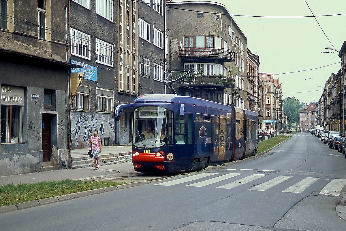 Aus Katowice/Kattowitz kommend fährt der Konstal 116Nd 814 der Straßenbahn Katowice/Kattowitz am 24.06.2013 durch die Innenstadt von Bytom/Beuthen