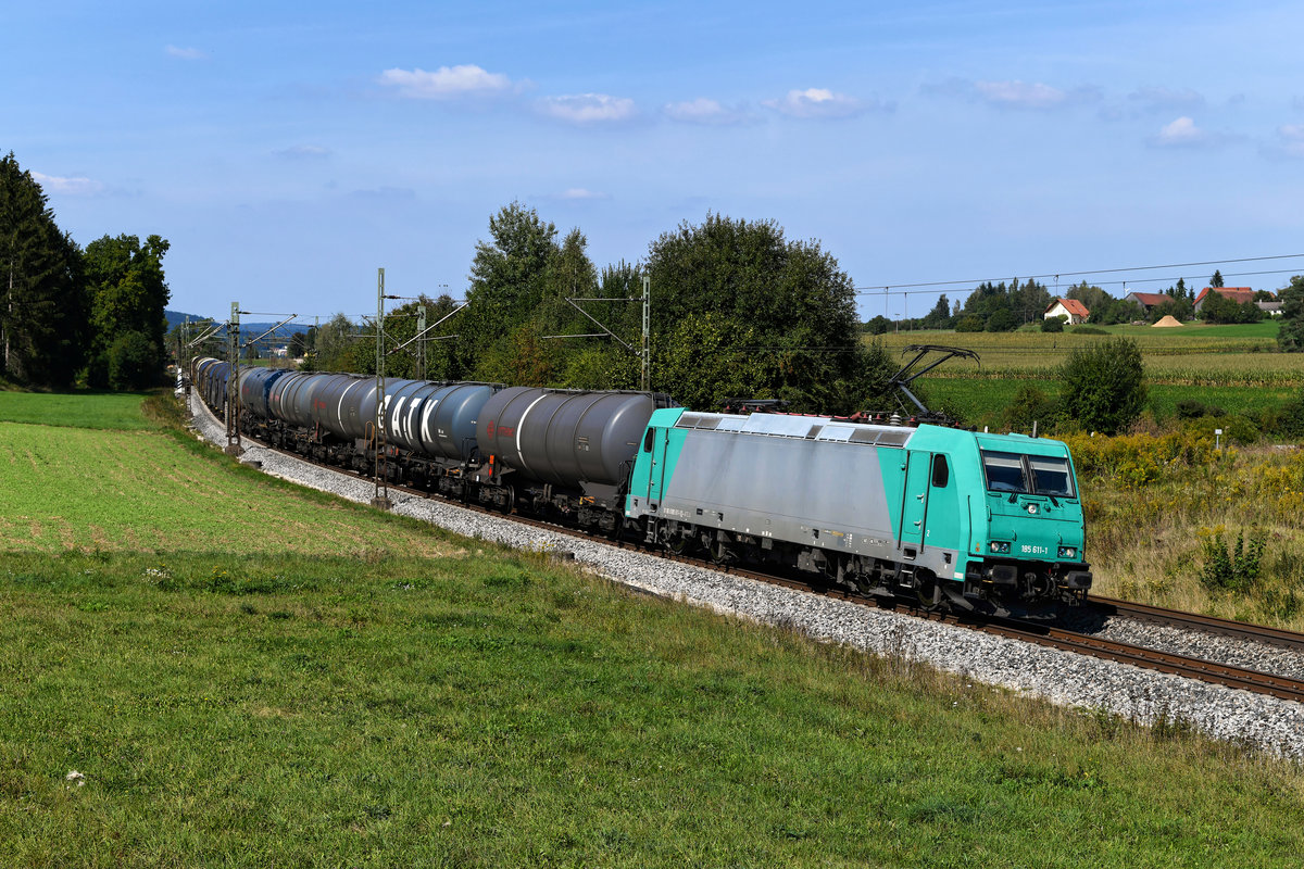 Aus Kessel- und Schiebeplanwagen bestand am 13. September 2020 der DGS 42575 von Antwerpen Noord nach Passau Gbf. Unter anderer Zugnummer ging es dann weiter nach Österreich. Die Leistung des belgischen Unternehmens Railtraxx wurde von der Alpah Trains' 185 611 befördert und konnte bei Sinngrün in der Oberpfalz fotografiert werden.   