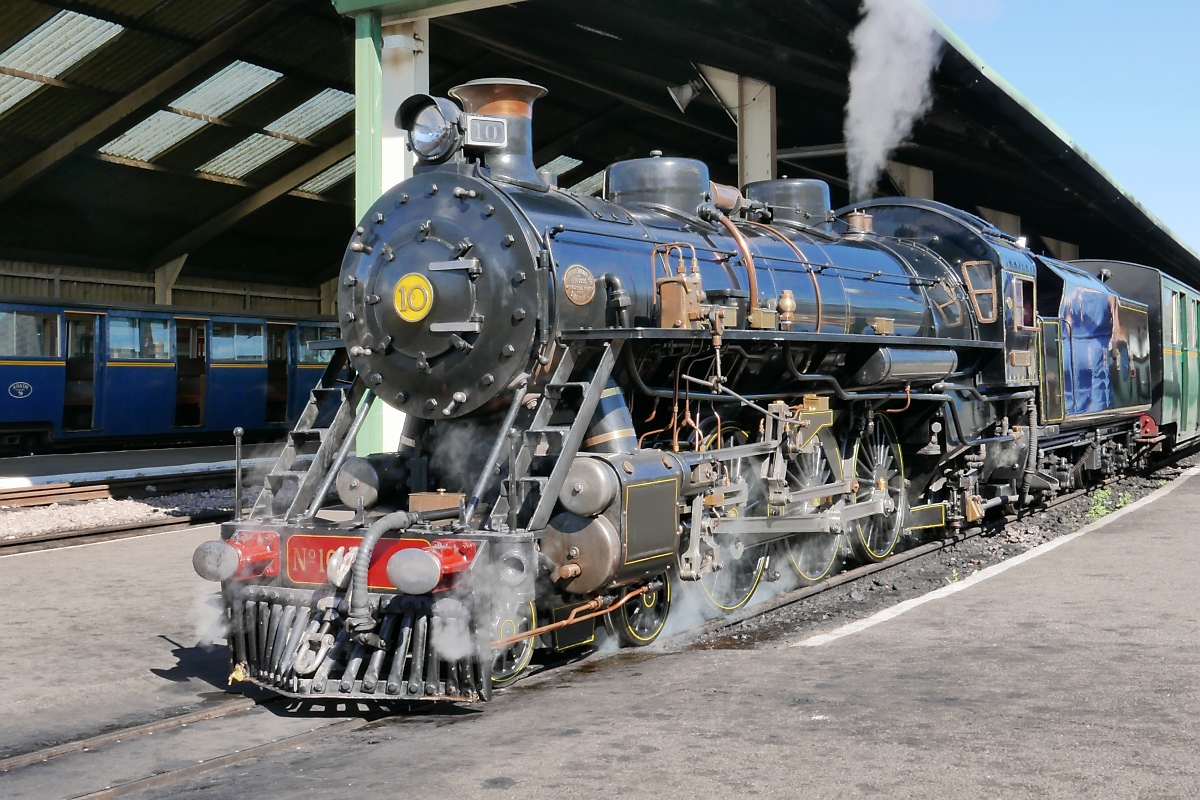 Aus der Kinder-Perspektive sieht die eigentlich recht kleine Dampflok  Doctor Syn  der Romney, Hythe & Dymchurch Railway wie eine große aus. New Romney, 12.9.16
