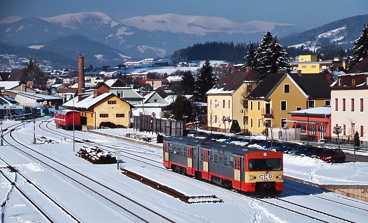 Aus Köflach kommend trifft ein VT 70 der Graz Köflacher Bahn im Februar 2004 in Voitsberg ein