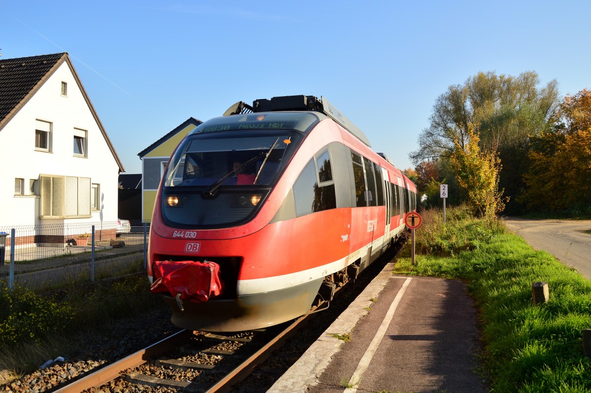 Aus Köln-Deutz kommend und nach Neuss Hbf fahrend ist der 644 030 hier bei der Einfahrt in den Haltepunkt Glesch ein. Sonntag 1.11.2015