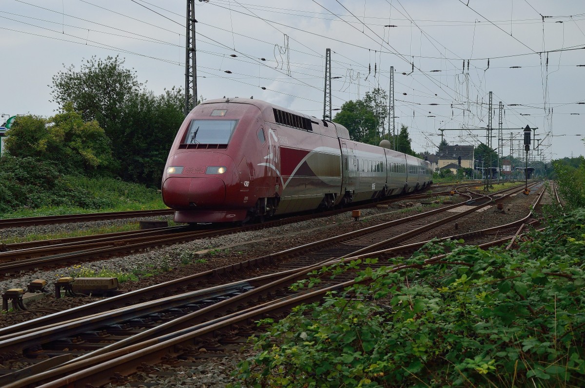 Aus Köln kommend ist hier der Thalys 4307 bei der Durchfahrt in Grevenbroich zu sehen
der auf seinem Weg nach Paris immer noch ungeleitet ist. 9.8.2015