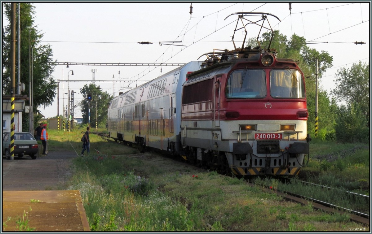Aus Komarno kommend macht die 240 013-3 mit ihrer Doppelstockgarnitur kurz Halt in Chotín (Slovakei), am frühen Abend des 22.Mai.2014.
