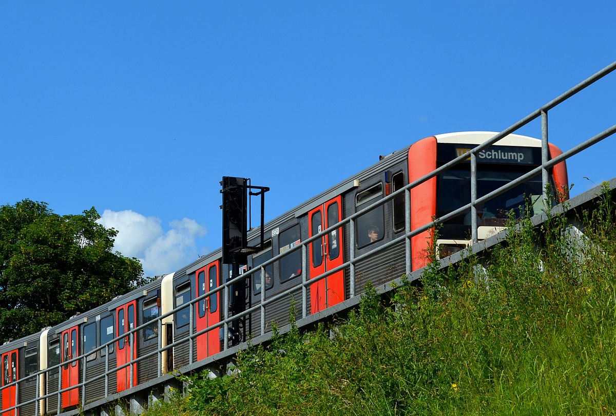 Aus der Kurve hinter dem U-Bahnhof  Barmbek  kommt dieser DT3 - unterwegs in Richtung Hamburger Innenstadt. 14.6.2014