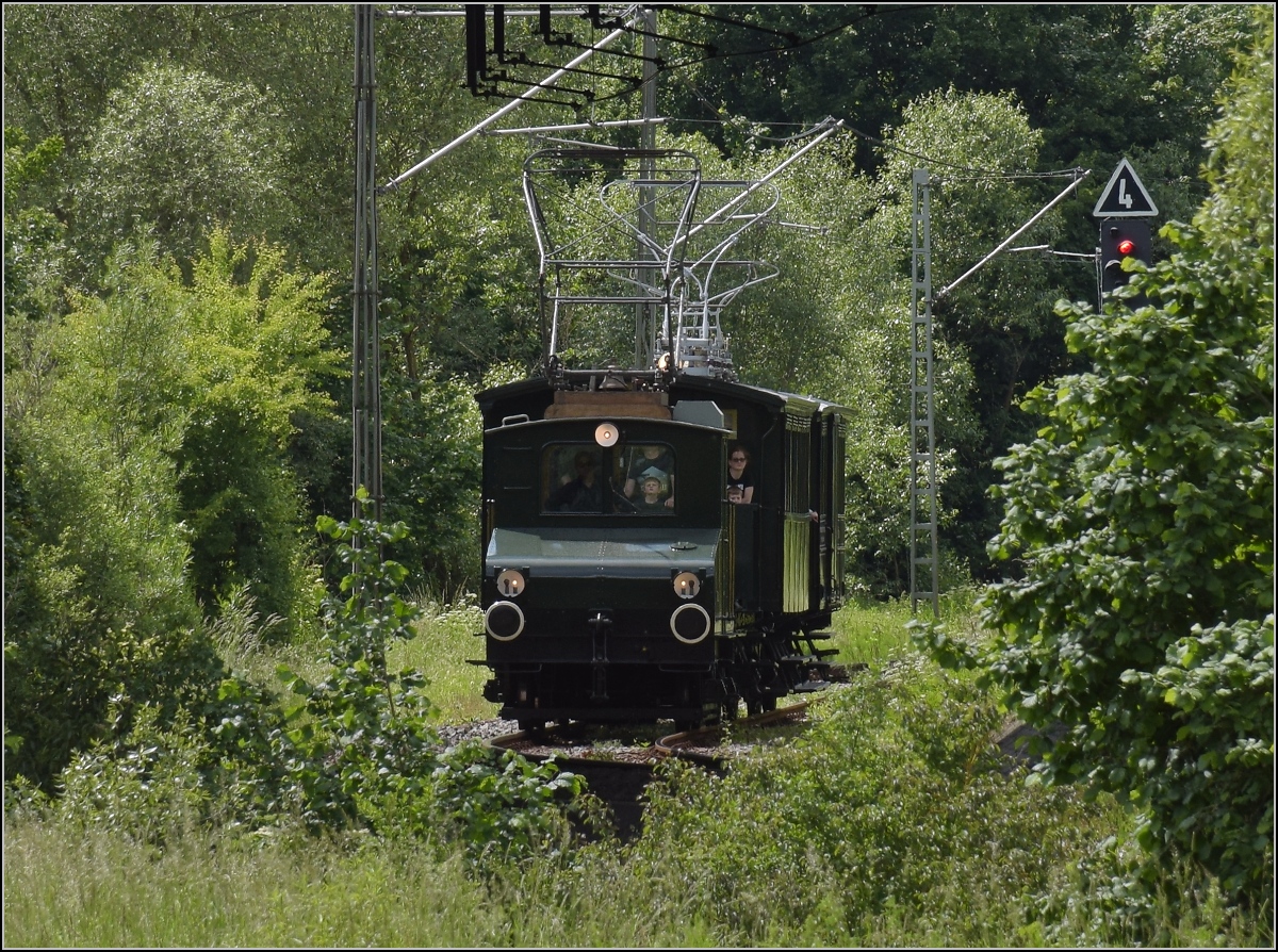 Aus der Kurve vom Staatsbahnhof Trossingen kommt der historische Zug 'Lina' voraus auf seinem Weg zum Stadtbahnhof. Deißlingen, Juni 2022.