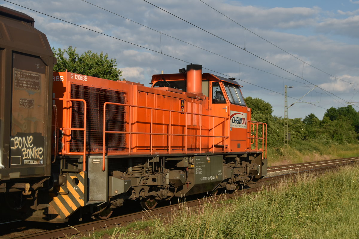 Aus lichttechnischen Gründen machte ich diese Aufnahme von der Seite der Chemion 275 006-5 die am Abend des 17. Juni 2019 mit zwei zweiachsigen Schiebewandwagen in Kaarst Broicherseite an mir vorüber fuhr gen Neuss. 