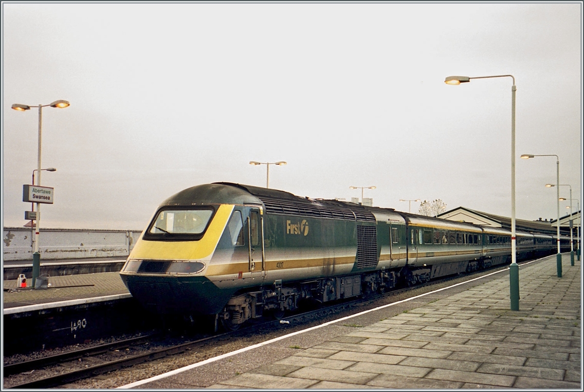 Aus London in Abertawe / Swansea angekommen: ein First HST 125 Service mit dem 43017 Dieseltriebkopf (Class 43) am Zugschluss. 

Analogbild vom November 2000