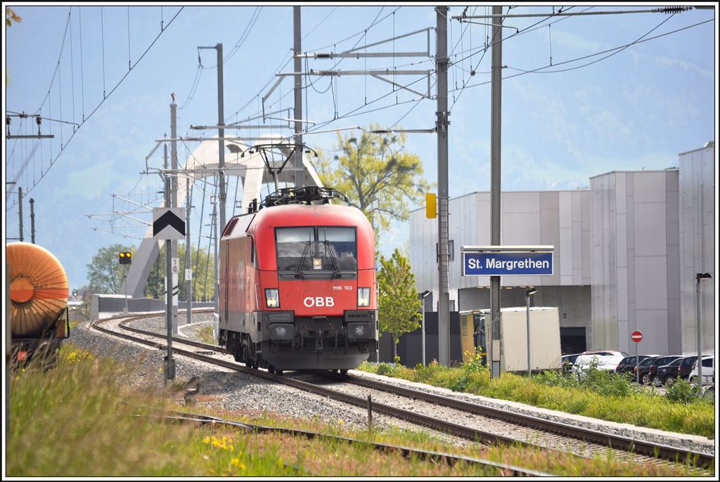 Aus Lustenau erreicht die 1116 103 den Grenzbahnhof St.Margrethen. (22.04.2014)