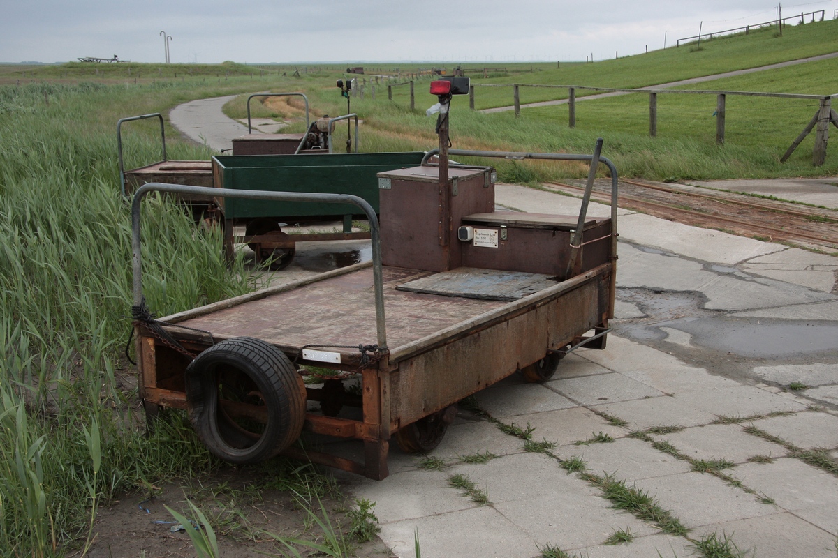 Aus Mangel an Abstellgleisen werden auf Oland Loren einfach ausgegleist und neben dem Weg abgestellt. Hier die Loren 5, 46 und 4, wobei es sich bei Lore 46 nur um einen Wagen handelt. Anders wie auf Nordstrandischmoor erhalten hier die Wagen auch eine Zulassungsnummer durch die Gemeinde, wobei es nur sehr wenige Privatwagen gibt. (10.06.2012) 