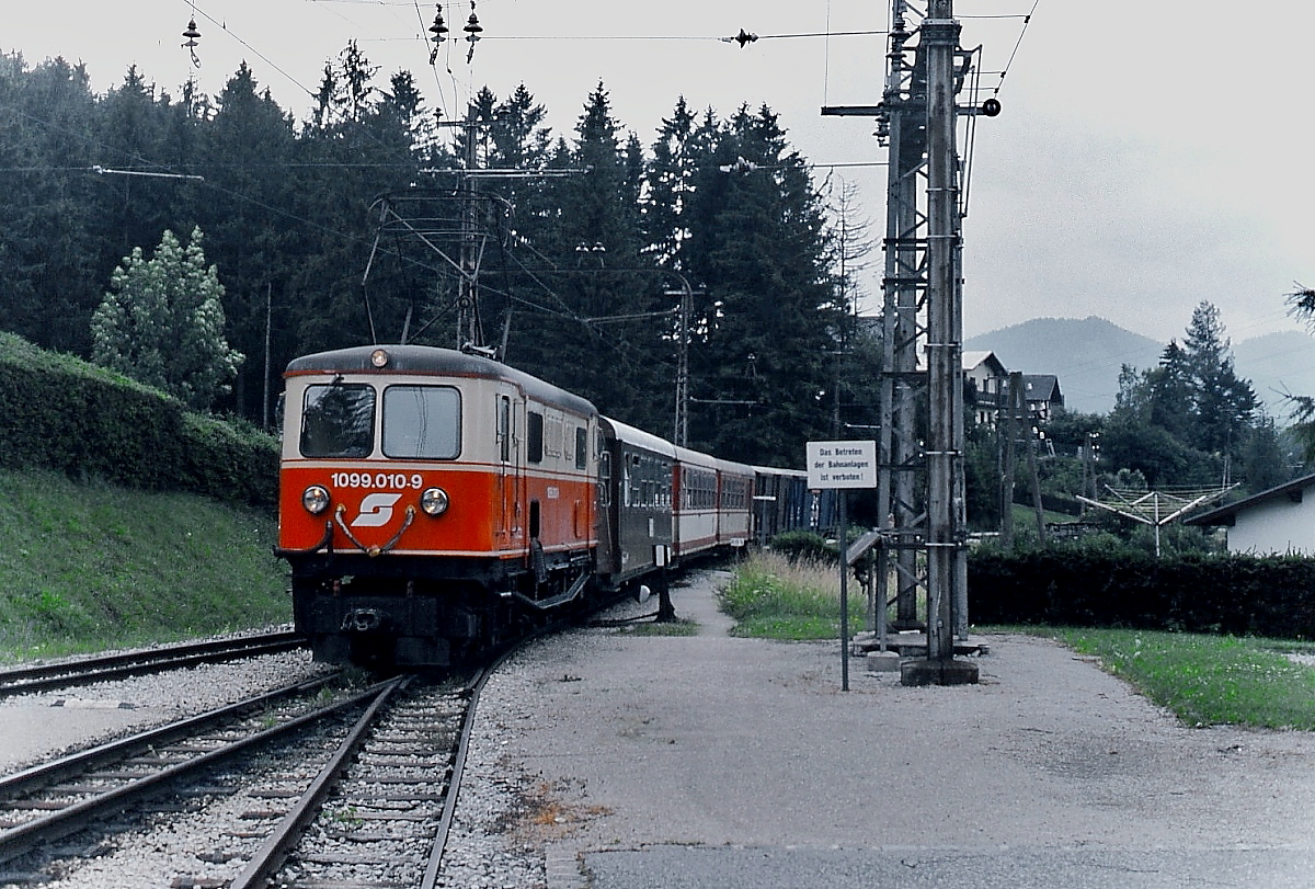 Aus Mariazell kommend fährt 1099.010-9 der Mariazellerbahn im Juni 1991 in Mitterbach ein