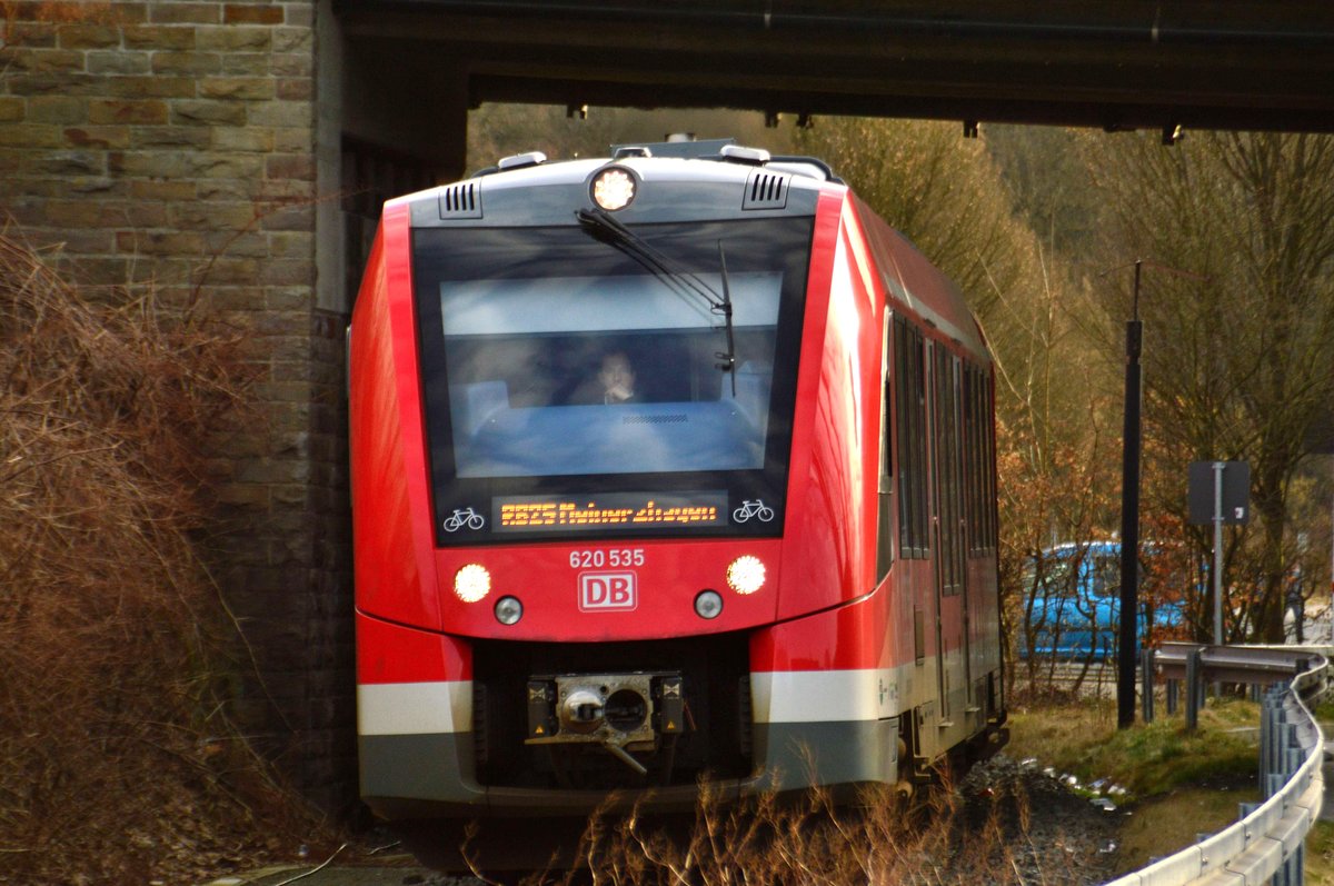 Aus Marienheide gen Meinerzhagen fährt gerade der 620 535 aus am Abend des 11.3.2017