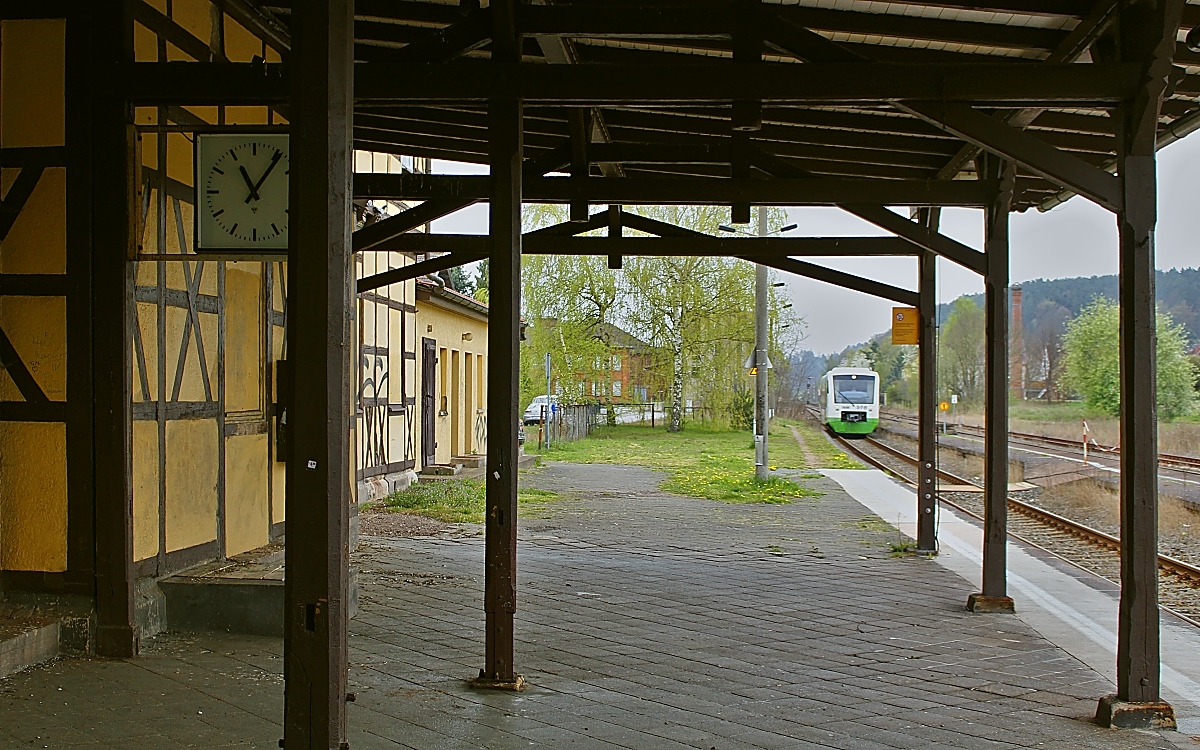 Aus Meiningen kommend fährt der Süd-Thüringen-Bahn-VT 104 am 11.04.2014 im Bahnhof Immelborn ein