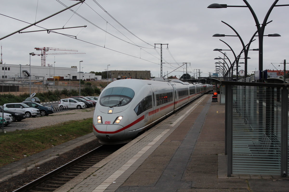 Aus mir unbekannten Gründen wurde ICE105 nach Basel am 02.10.2017 über Heidelberg und Bruchsal umgeleitet. Hier bei der Durchfahrt in Heidelberg Hauptbahnhof.