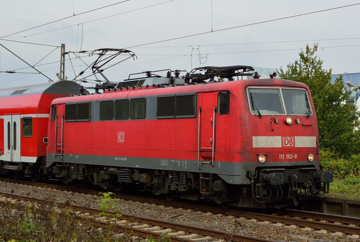 Aus Mnchengladbach kommend fhrt hier am Samstag den 12.10.2013 die 111 160-8 in den Rheydter Hbf ein, mit einem RE4 Zug nach Aachen.