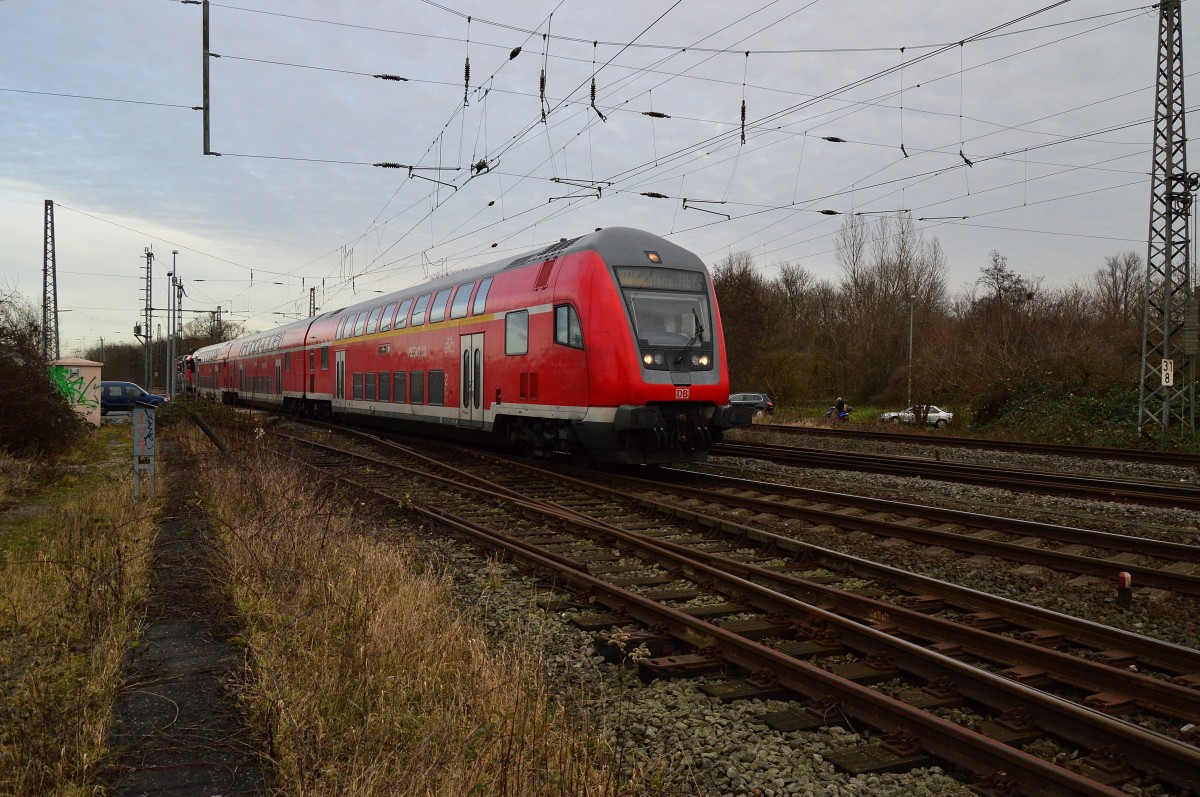 Aus Mönchengladbach kommend ist hier eine RB 27 bei der Einfahrt in Grevenbroich zu sehen. Geschoben wird der Zug von der 143 910.
16.1.2015