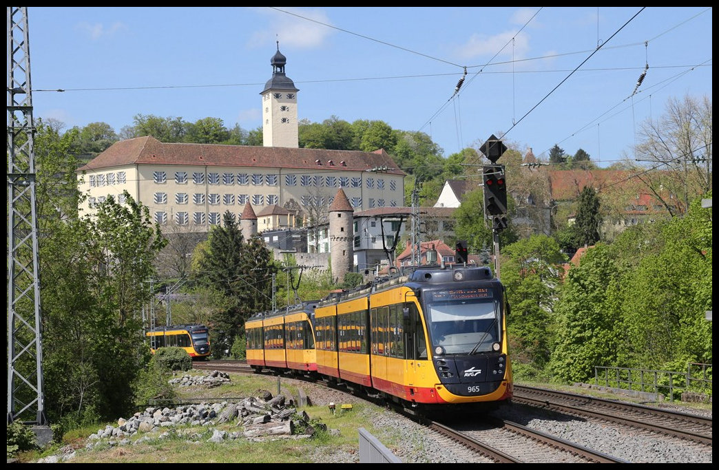 Aus Mosbach kommend fährt hier der AVG ET 965 als Doppel Triebzug am 3.5.2023 um 15.00 Uhr auf der Fahrt nach Heilbronn in Gundelsheim am Neckar ein. Den Bild Hintergrund bildet die schöne Deutschordensburg Schloß Horneck.