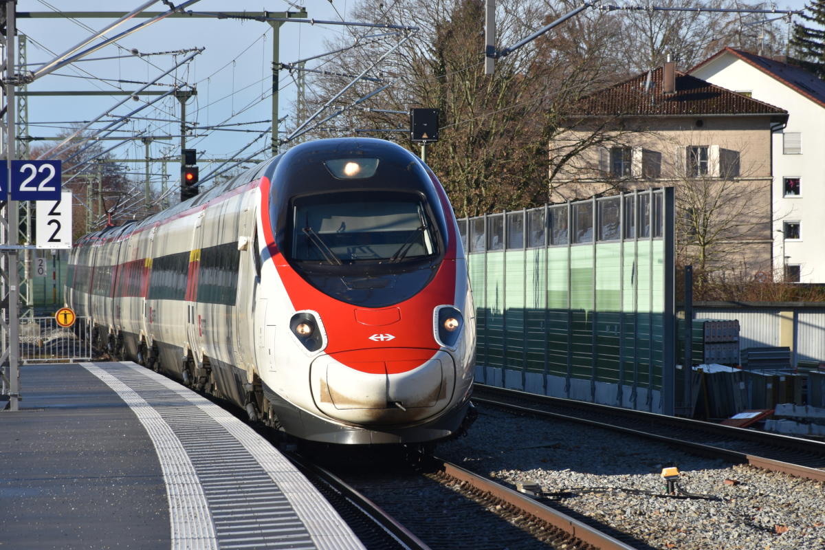 Aus München kommend, fährt ein ETR 610 als EC 196 in Lindau-Reutin ein (27.12.2021). [Gegenzug war ein RABe 503 - in Bregenz hätte ich die beiden Züge nebeneinander erwischt, aber ich kann mich ja nicht zweiteilen]- Fahrziel war nicht etwa Zürich, sondern nur St. Margrethen.