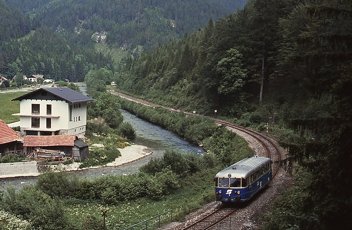  Aus Nebenbahn wurde Edel-Radweg  heißt es auf der Homepage der Radlobby ARGUS Steiermark - kann man gut finden, muss man aber nicht. Gemeint ist die Bahnstrecke von Mürzzuschlag nach Neuberg, auf der bis zum 06.07.1996 Personenzüge verkehrten, die Gesamteinstellung erfolgte am 31.12.2000. Bis 1970 beförderten die letzten Lokalbahndampflokomotiven der Reihe 91 die Züge, 17 Jahre später, im Juni 1987, waren dort Schienenbusse unterwegs, wie hier ein 5081, der bei Kapellen nach Neuberg fährt.