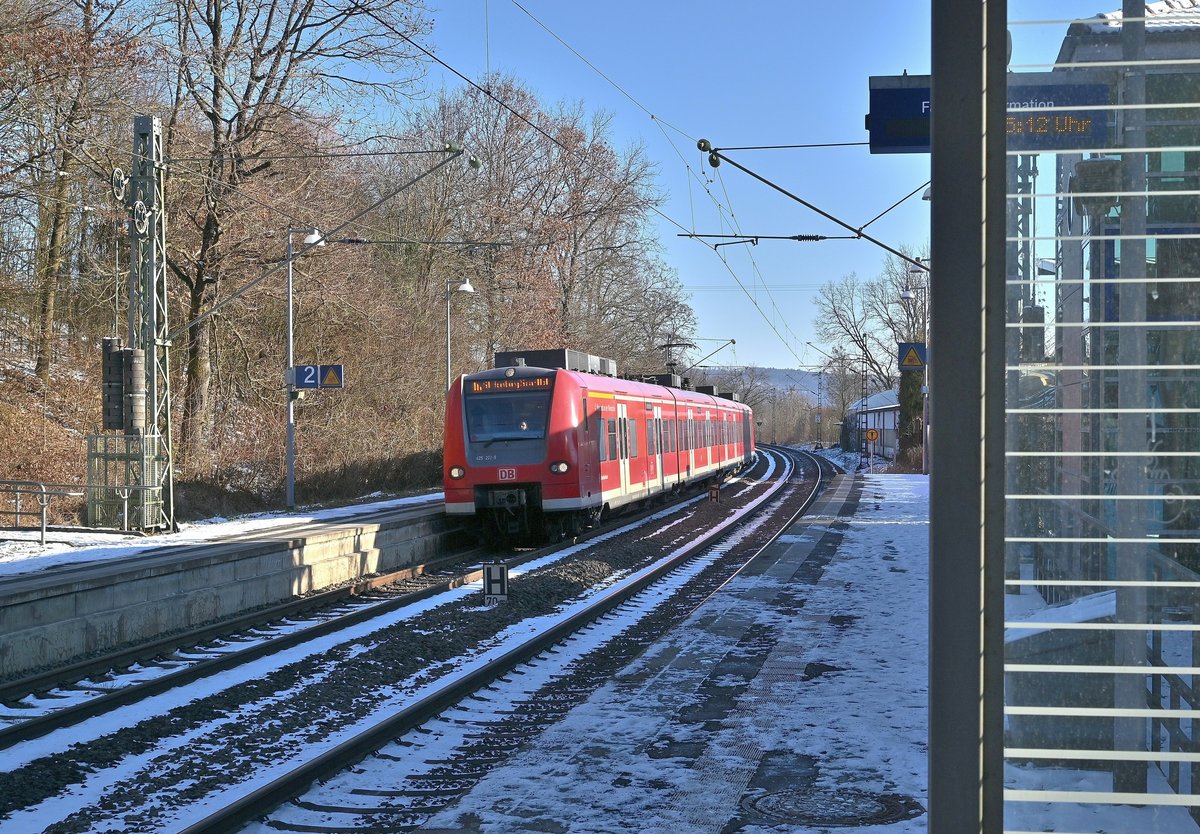 Aus Neckarelz kommt der 425 202  Neustadt an der Weinstraße  fährt als S1 nach Homburg Saar Hbf in Binau ein am Samstag den 13.2.2021
