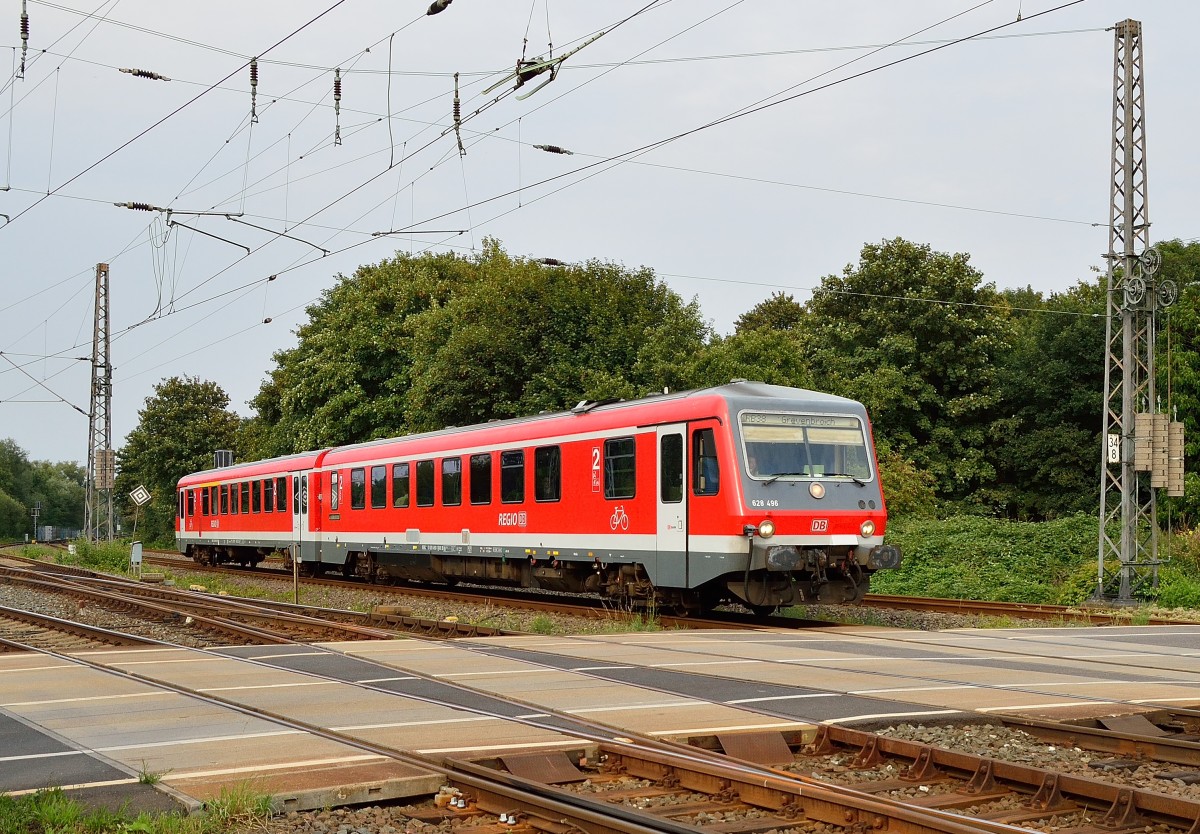 Aus Neuss kommend ist der 628 496 als RB 38 am B Blumenstrae in Grevenbroich zu sehen. 30.8.2013