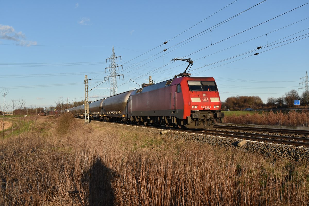 Aus Niederaußem kommender Kohlezug, die 152 091-5 hat ihn dann in Rommerskirchen übernommen und fährt in hier in Richtung Rheydt. Eben hat sie sich noch mächtig ins Zeug legen müssen, um den Zug aus Grevenbroich Bahnhof die Noithauserner Kurve hinauf zu bringen. Dienstag 20.3.2018