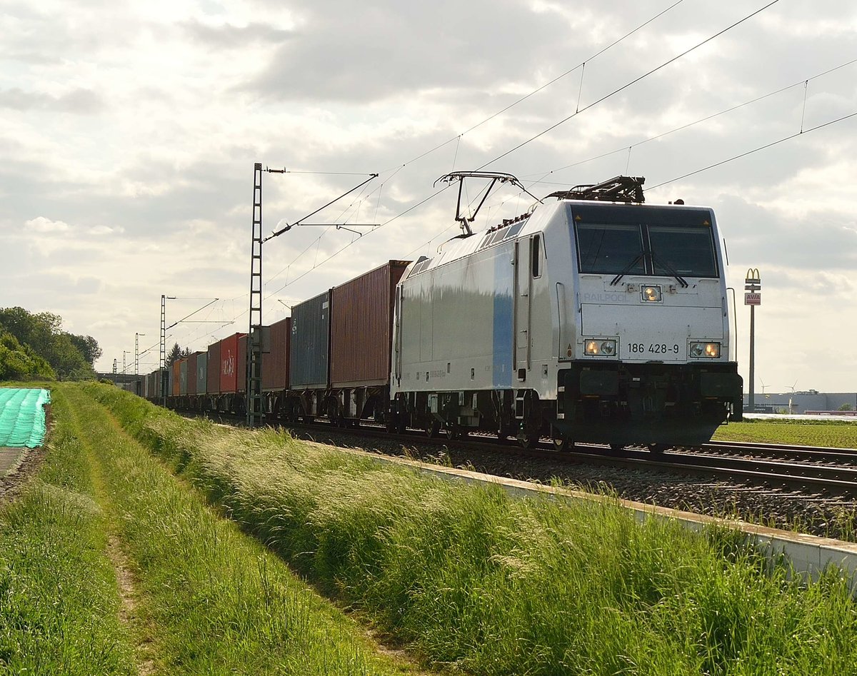 Aus den Niederlanden kommend ist die 186 428-9 hier bei Gubberath mit einem Containerzug vor meine Kamera gekommen. 14.5.2016