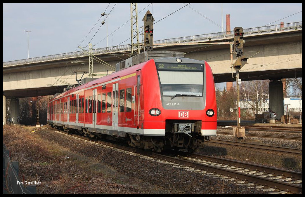 Aus Nienburg kommend fährt hier am 29.2.2016 um 9.365 Uhr der 425782 als S 2 nach Hannover in Wunsdorf ein.