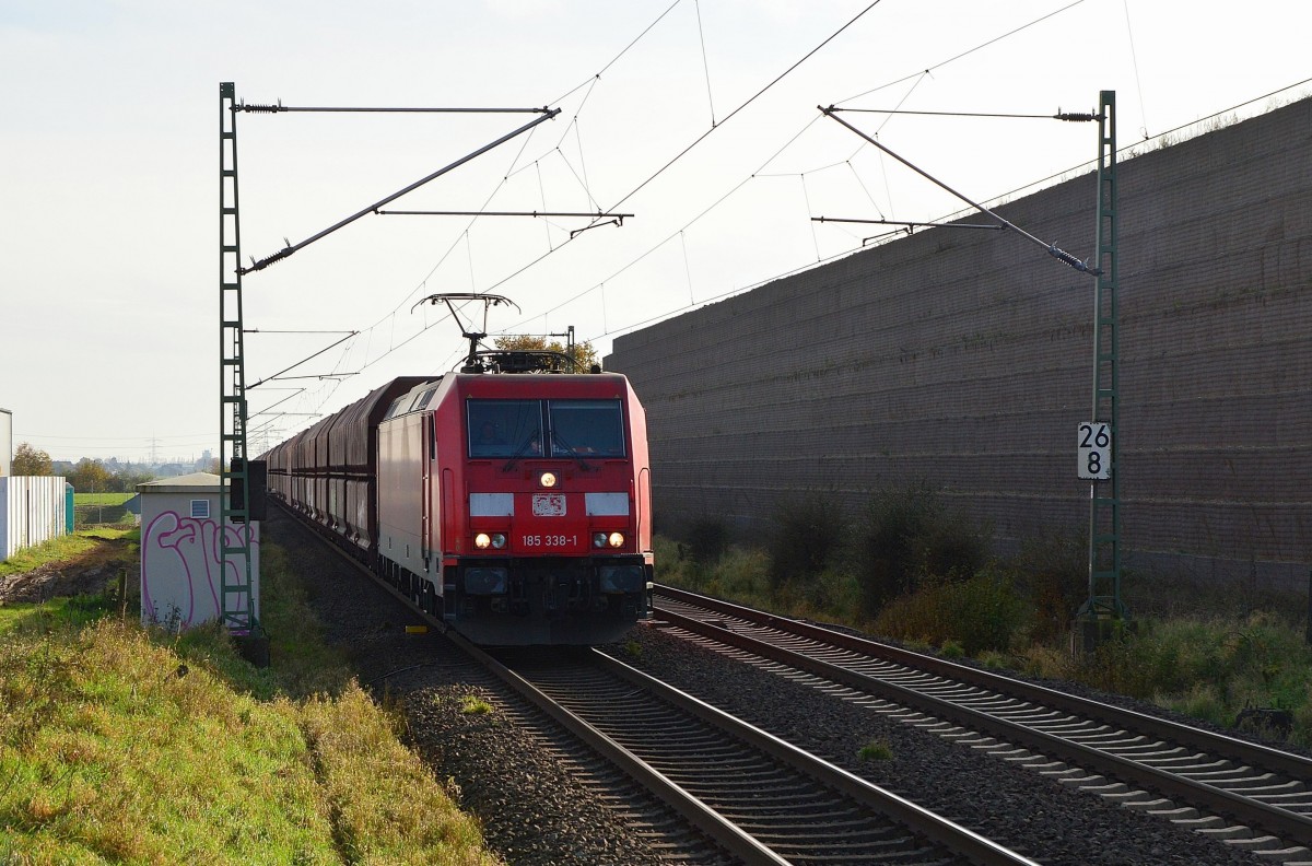 Aus Nievenheim kommend ist die  185 338-2 hier bei Allerheiligen. 9.11.2014
