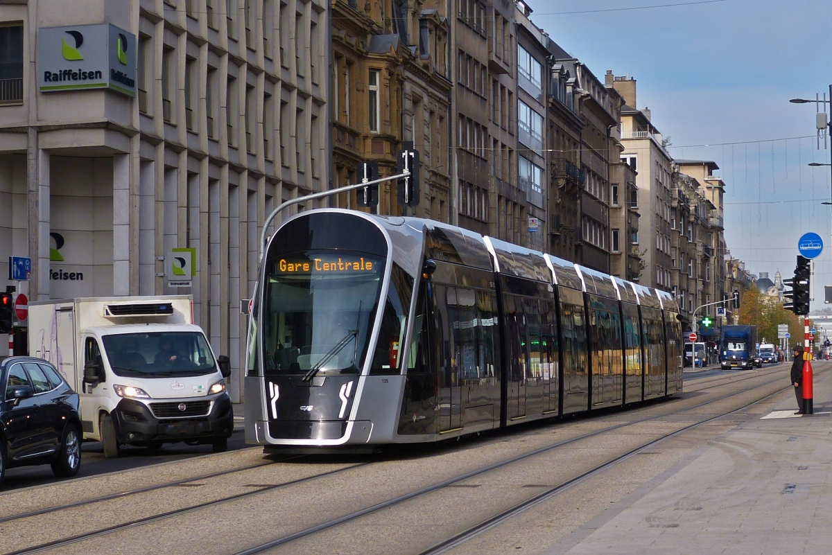 Aus der Oberstadt von Luxemburg nähert sich das Straßenbahnfahrzeug 125 der momentanen Endhaltestelle am Bahnhof von Luxemburg. 11.2021