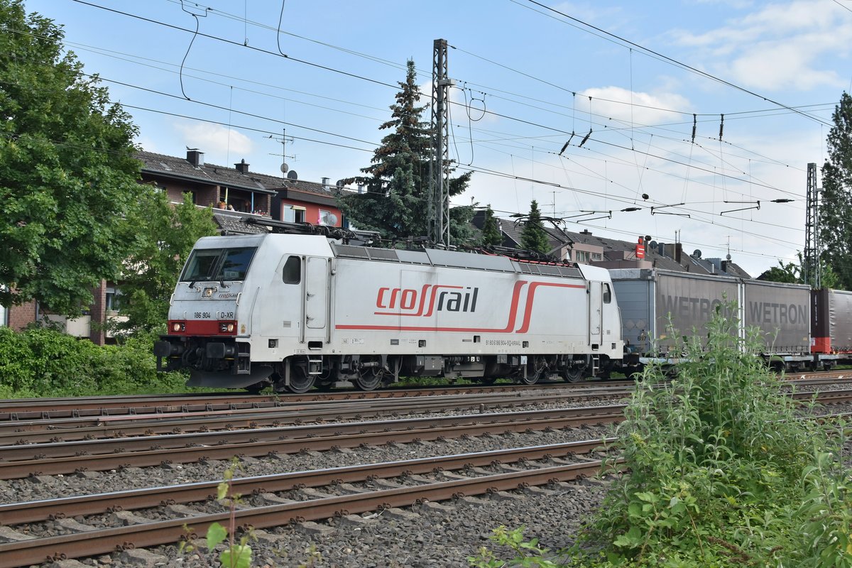 Aus Odenkirchen kommend fährt die Crossrail 186 904-9 mit einem Klv in Rheydt Hbf durch gen Venlo.....6.6.2019