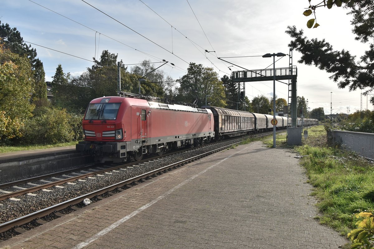 Aus Odenkirchen kommt die 193 352 samt Schiebewandwagen und einem Rungenwagen am Zugschluß durch Gleis 1 des Rheydter Hbf gen Mönchengladbach gefahren. 25.10.2019