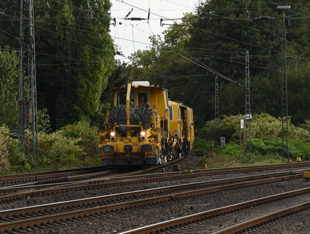 Aus Odenkirchen kommt am Sonntag den 16.9.2018 ein Plasser & Theurer SSP 110 SW /97 16 46 521 18-9 mit dem 08-475 Unimat 4S/97 43 42 541 18-8 in Rheydt eingefahren. Auf dem Eisernen Rhein sind Gleisarbeiten an dem Wochenende mit SEV und eben Bauzugbetrieb. 
