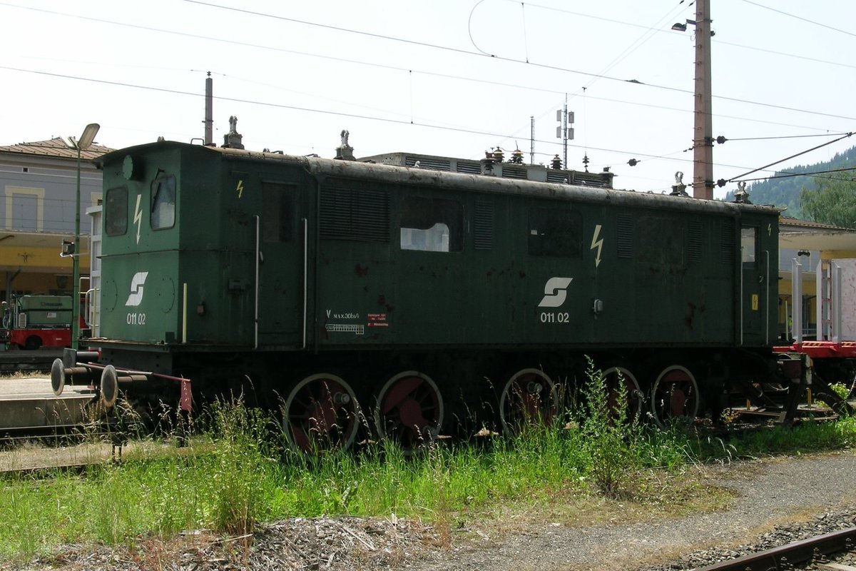 aus ÖBB 1280.10 wurde die elektrische Vorheizanlage 011.02 - vorübergehend abgestellt im Bhf. Mürzzuschlag / Stmk. - 2011 verschrottet - Foto vom 25.06.2008