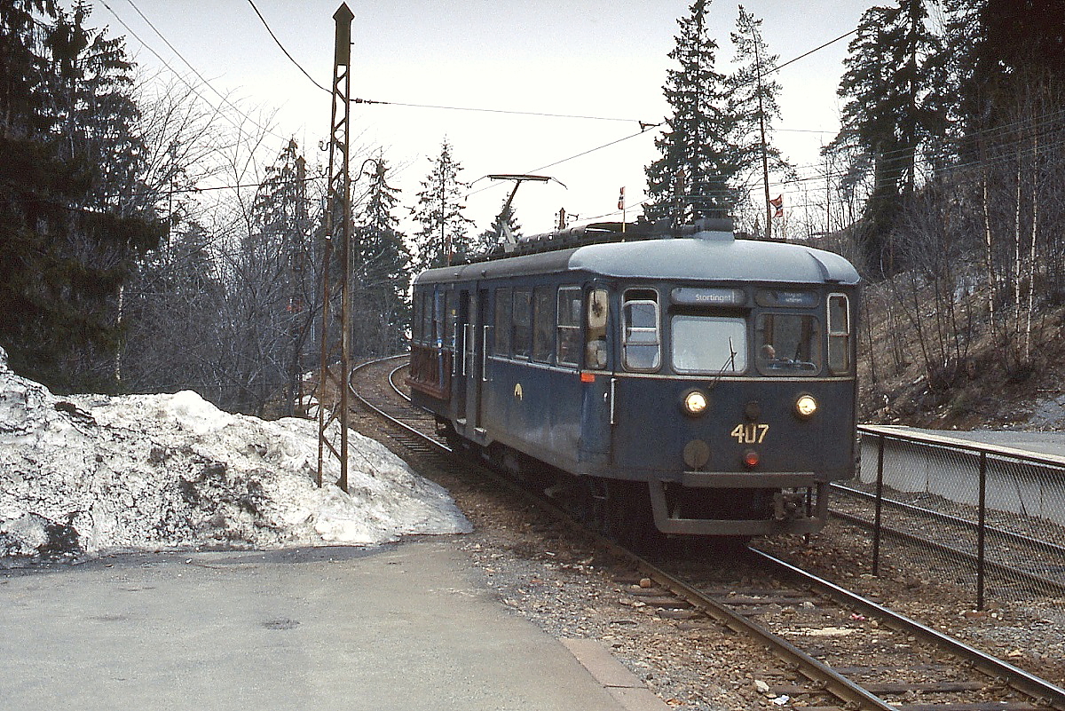 Aus Oslo kommend hat der C2 407 im April 1988 den mehr als 400 m höher gelegenen Holmenkollen erreicht
