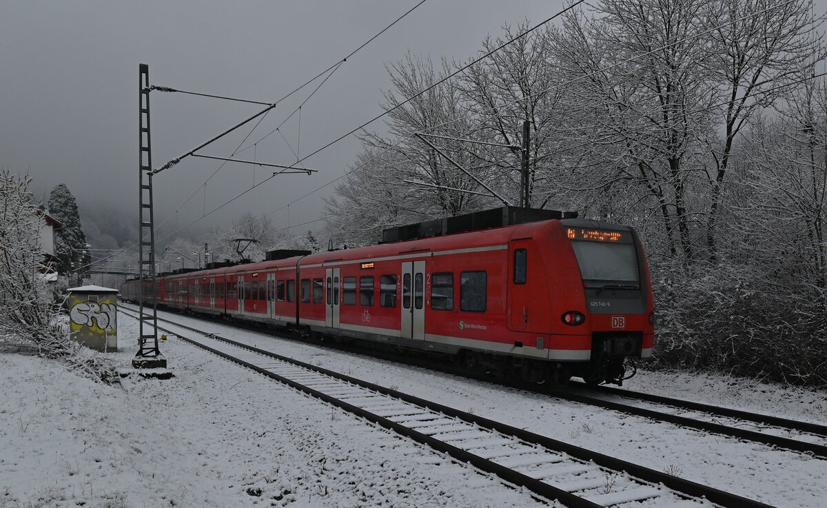 Aus Osterburken kommend und gen Kaiserslautern Hbf fahrend kommt einen S1 Doppeleinheit in Neckargerach eingefahren, hier ist der Zug an dessen Spitze der 425 320 und am Zugschluß der 425 740 laufen kurz vorm Bahnsteig.7.1.2022