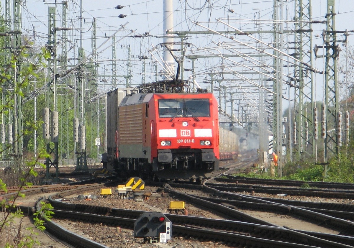 Aus Pirna kommend, die 189 013-6 in Richtung Friedrichstadt zum Aussengleis am Hauptbahnhof in Dresden. Aufgenommen am 12.04.2014 vom Gleis 4 aus