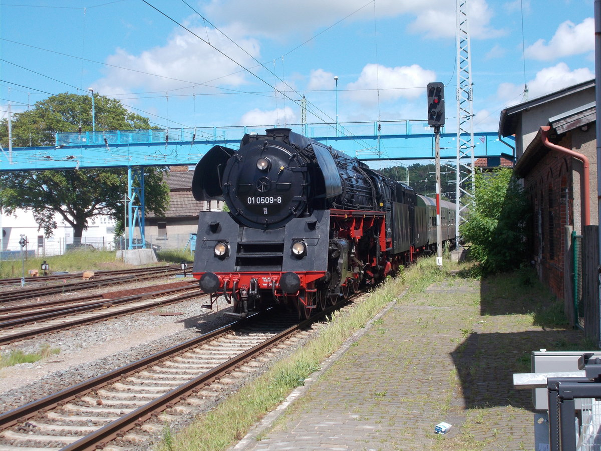 Aus Platzgründen wurde der Sonderzug Leipzig-Putbus,am 10.Juni 2017,wieder in Bergen/Rügen abgestellt.Zusammen mit der 118 770 mußte die 01 0509 an der Nordeinfahrt in Bergen/Rügen rangieren.