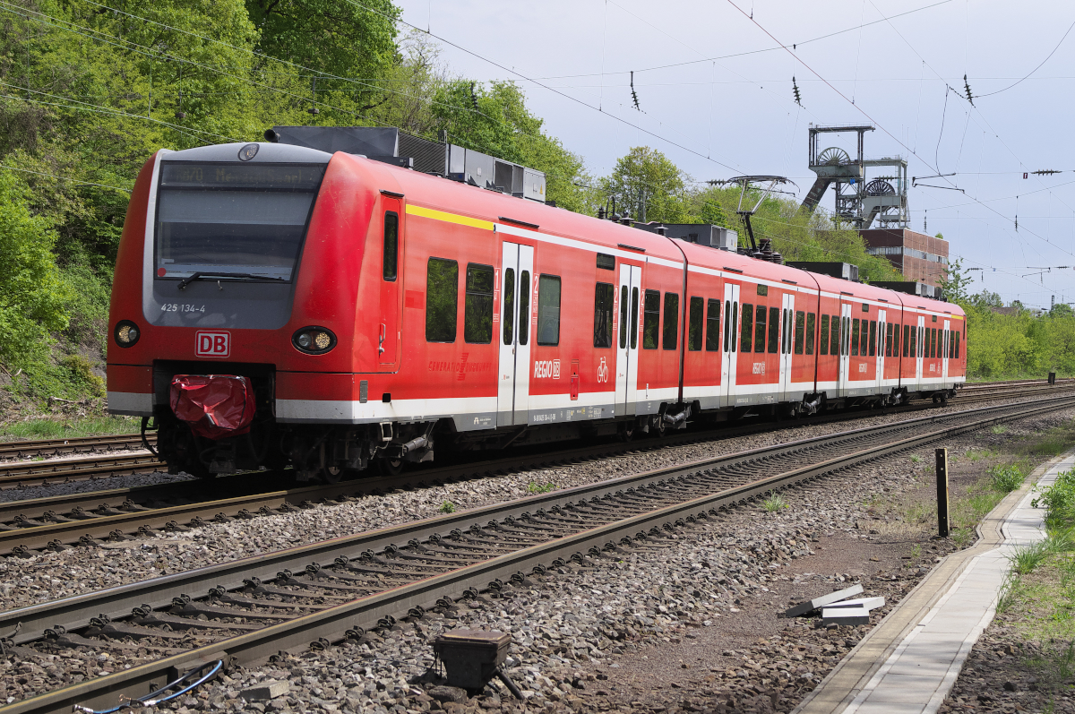 Aus der Quietschie Nostalgieabteilung:
Am 28.04.2018 war 425 134 als RB Kaiserslautern - Merzig unterwegs und hat gerade den Bahnhof Luisenthal verlassen.