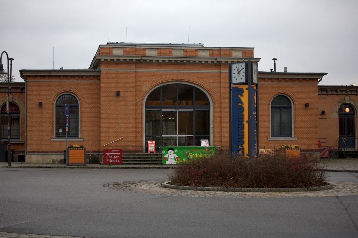 Aus Radeberg kommt nicht nur ein bekanntes Bier, sondern die Stadt verf�gt auch �ber einen architektonisch interessanten, sanierten Bahnhof. Hier zeigt sich der Eingang  zum EG. 22.11.2013  11:09 Uhr.