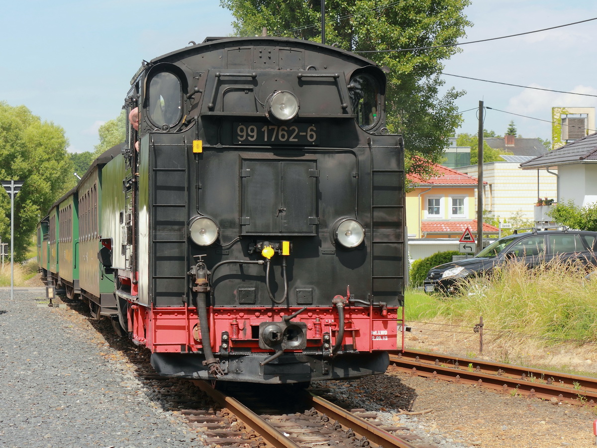 Aus Radeburg kommend fährt 99 1762-6 am 19. Juni 2015 im Bahnhof Moritzburg ein.