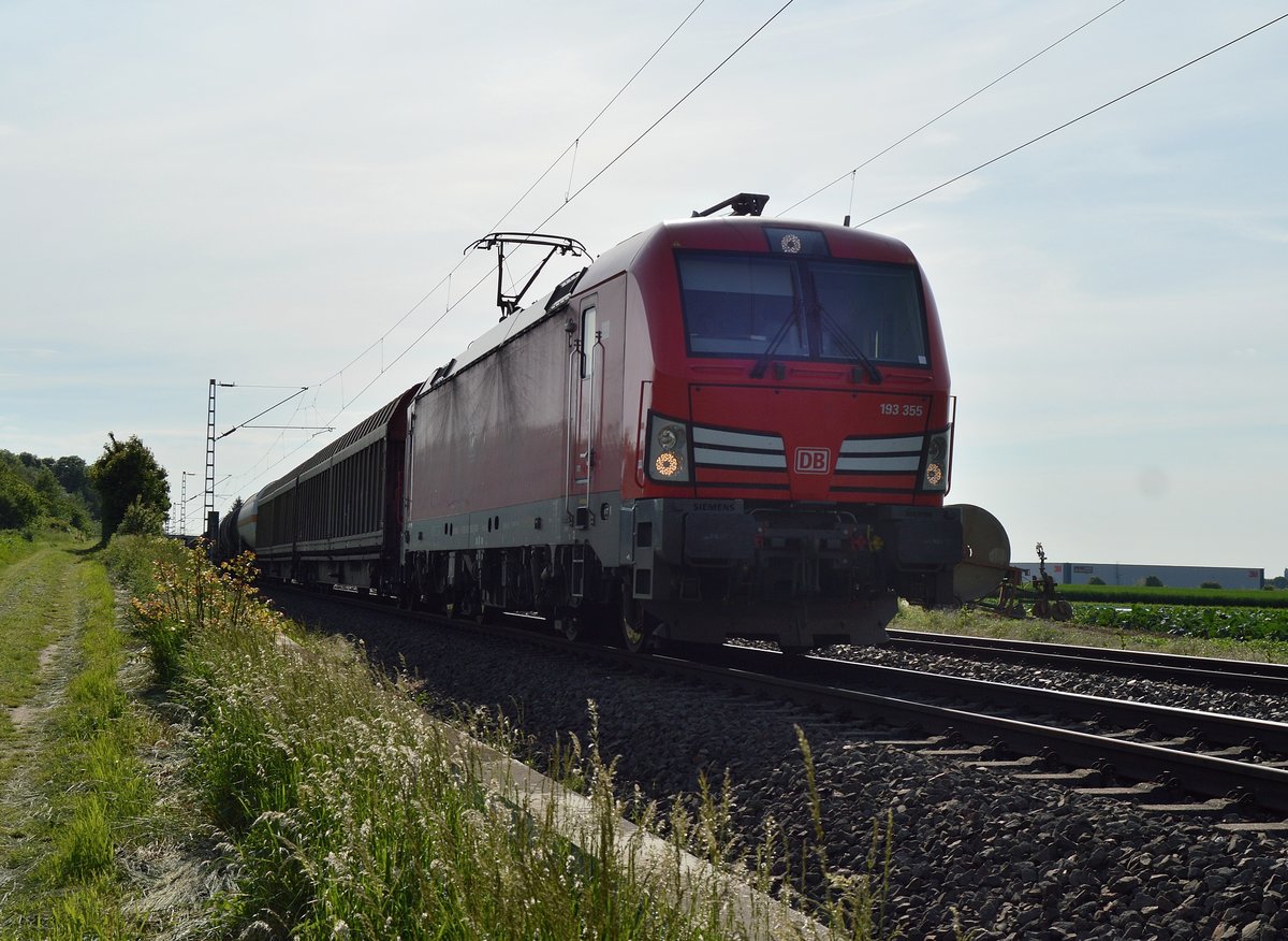 Aus Rheydt kommend ist mir die 193 355 am 23.5.2019 mit einem Mischer gen Köln fahrend bei Gubberath vor die Linse aus dem Gegenlicht gefahren. 