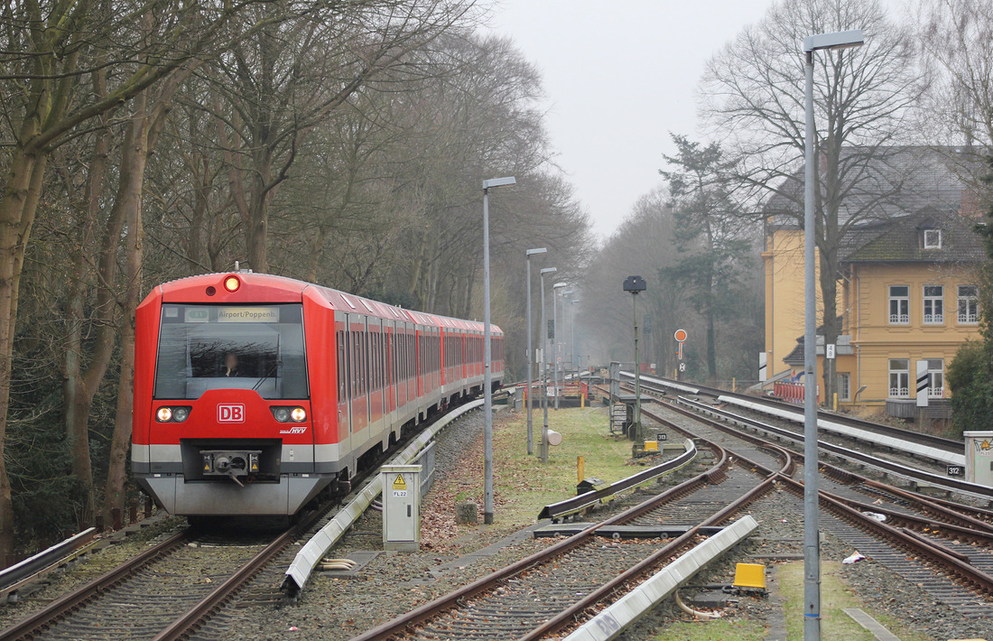 Aus Richtung Blankenese kommend erreichen diese 474er (Nr. unbekannt) die Station Hamburg-Othmarschen.
Aufnahmedatum: 29. Februar 2016