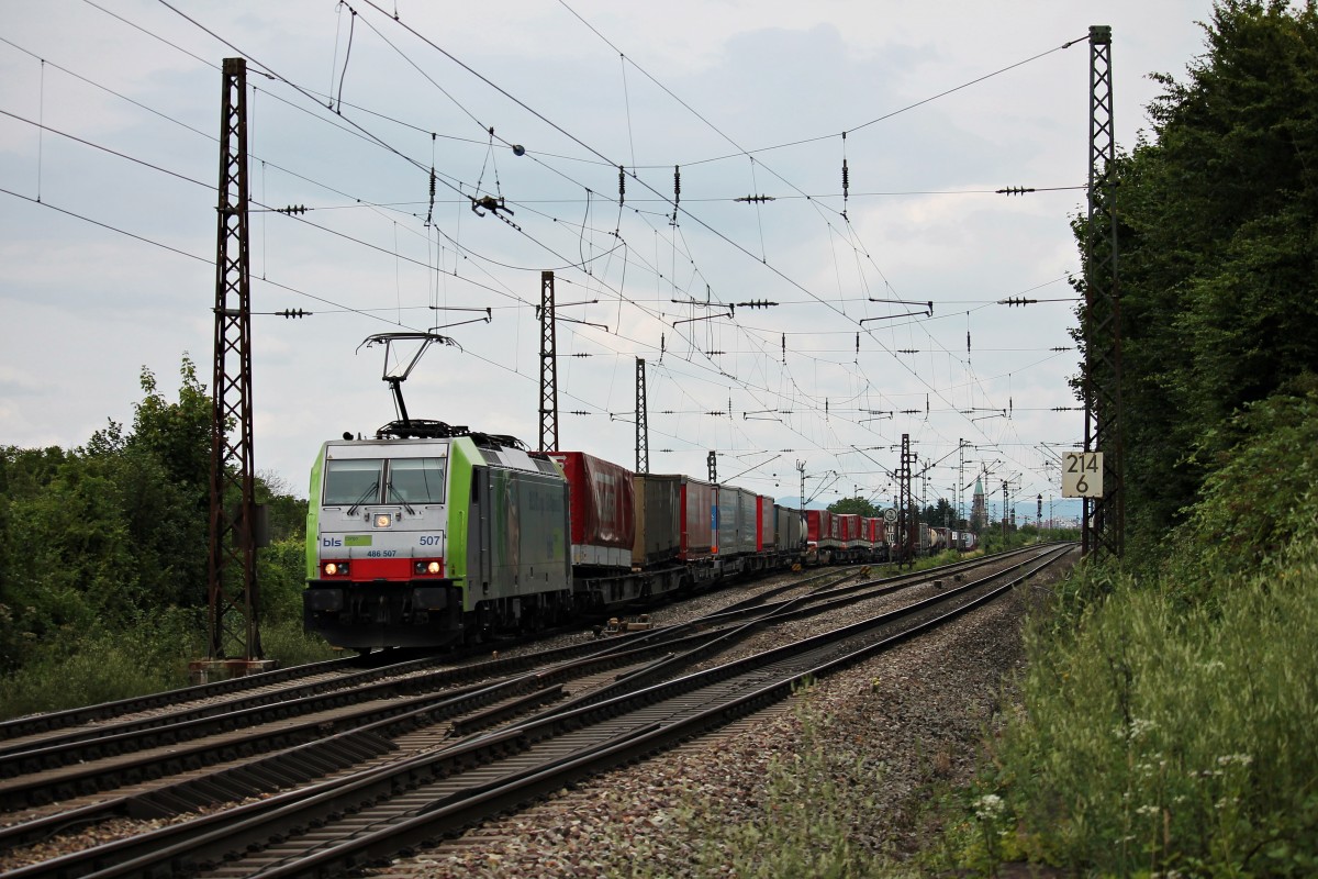 Aus Richtung Freiburg (Brsg) Gbf kam am 12.07.2014 die BLS Cargo Re 486 507 am Abzweig Leutersberg mit dem 42015 (Wanne Eikel West - Gallerate) vorbei.